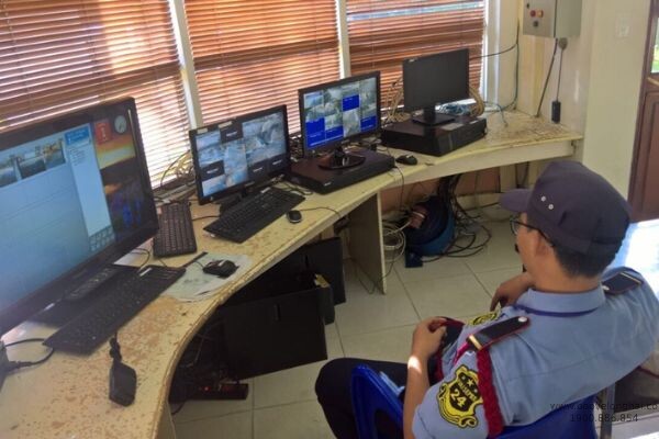 Nhân viên kiểm soát khu vực xung quanh