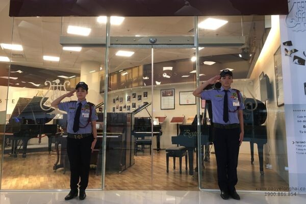 Nhân viên thực hiện nhiệm vụ