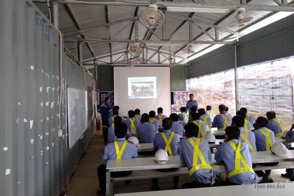 Nhân viên học các kỹ năng